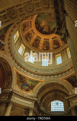 Vue intérieure de la riche décoration de la coupole du Palais des Invalides à Paris. L'un des plus impressionnants du monde centre culturel en France. Banque D'Images