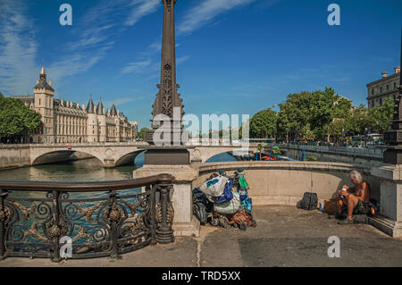 Mendiant sur pont sur la Seine avec ciel bleu ensoleillé à Paris. L'un des plus impressionnants du monde centre culturel en France. Banque D'Images