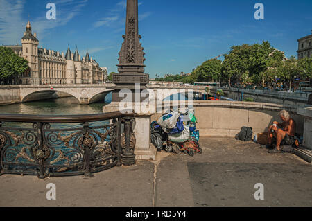 Mendiant sur pont sur la Seine avec ciel bleu ensoleillé à Paris. L'un des plus impressionnants du monde centre culturel en France. Banque D'Images