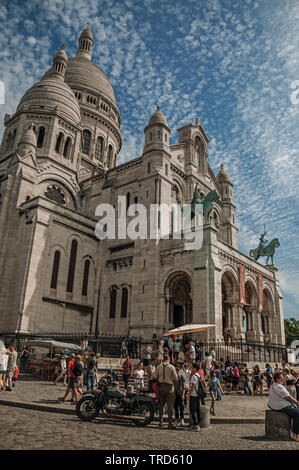 Les gens, le ciel bleu et la Basilique du Sacré Cœur à Paris. Façade L'un des plus impressionnants du monde centre culturel en France. Banque D'Images