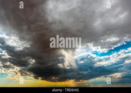 Avec ciel coloré et Cloudscape sunbeam avec les rayons de lumière au coucher du soleil. Concept de Dieu, le ciel, la sagesse, la religion et la spiritualité. Banque D'Images