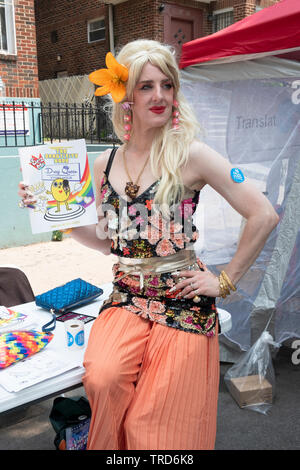 Portrait d'un homme à faire glisser la promotion de la drag queen à l'HEURE DE LECTURE 2019 Queens Pride Parade à Jackson Heights, New York. Banque D'Images