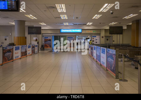 Ouvrir des portes coulissantes au hall des arrivées dans l'aérogare à l'aéroport international de Cape Town en Afrique du Sud avec les gens Banque D'Images