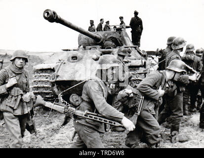German Tank Panther et grenadiers de la 5e Division SS Wiking . Un soldat porte un MG42 un autre un MP44 sur le front de l'Est 1944 Banque D'Images