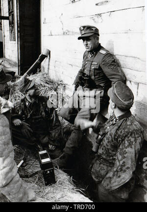 Les officiers de la Waffen SS Panzer Division SS Wiking dans un poste de commandement en Pologne juillet 1944 sur le front de l'Est . Sturmbannführer Hans Dorr à l'arrière PK SS KO Ernst Baumann Banque D'Images