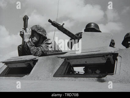 Soldats allemands de la Waffen SS Div Wiking observant l'ennemi d'un Halftrack blindé SdKfz 251D sur le front est 1944 Banque D'Images