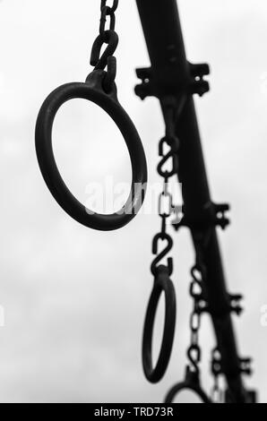 Black metal anneaux de gymnastique dans le ciel Banque D'Images