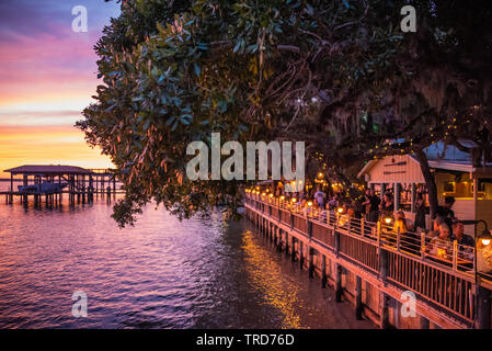 Vue du coucher de soleil de Floride colorés de bouchons sur l'eau restaurant de fruits de mer le long de l'Intracoastal Waterway à Saint Augustine, en Floride. (USA) Banque D'Images