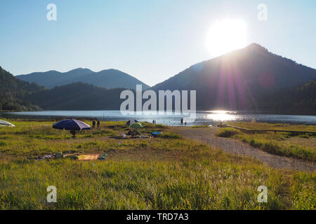 L'été au lac Weitsee près de Ruhpolding, Alpes bavaroises, Allemagne Banque D'Images