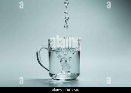 Close up of water pouring into glass Banque D'Images