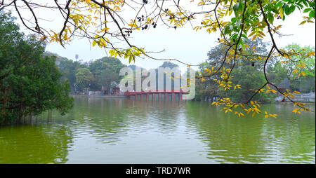 Pont Huc Architectural menace de secouer les arbres lac avec langouste rouge voûté symbolise la culture des milliers d'années d'histoire de Hanoi, Vietnam Banque D'Images