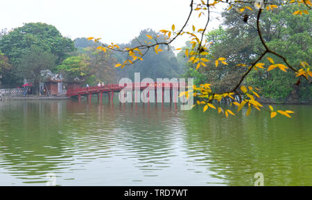 Pont Huc Architectural menace de secouer les arbres lac avec langouste rouge voûté symbolise la culture des milliers d'années d'histoire de Hanoi, Vietnam Banque D'Images