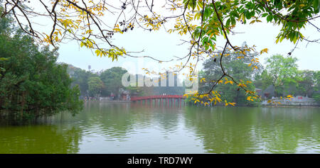 Pont Huc Architectural menace de secouer les arbres lac avec langouste rouge voûté symbolise la culture des milliers d'années d'histoire de Hanoi, Vietnam Banque D'Images