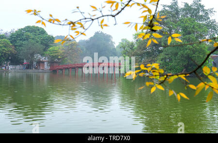 Pont Huc Architectural menace de secouer les arbres lac avec langouste rouge voûté symbolise la culture des milliers d'années d'histoire de Hanoi, Vietnam Banque D'Images