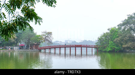 Pont Huc Architectural menace de secouer les arbres lac avec langouste rouge voûté symbolise la culture des milliers d'années d'histoire de Hanoi, Vietnam Banque D'Images