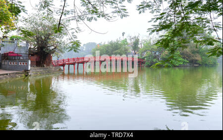 Pont Huc Architectural menace de secouer les arbres lac avec langouste rouge voûté symbolise la culture des milliers d'années d'histoire de Hanoi, Vietnam Banque D'Images