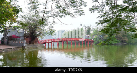 Pont Huc Architectural menace de secouer les arbres lac avec langouste rouge voûté symbolise la culture des milliers d'années d'histoire de Hanoi, Vietnam Banque D'Images