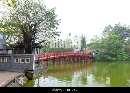 Pont Huc Architectural menace de secouer les arbres lac avec langouste rouge voûté symbolise la culture des milliers d'années d'histoire de Hanoi, Vietnam Banque D'Images