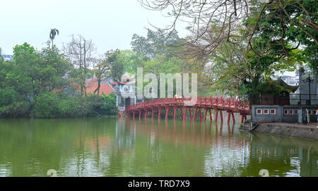 Pont Huc Architectural menace de secouer les arbres lac avec langouste rouge voûté symbolise la culture des milliers d'années d'histoire de Hanoi, Vietnam Banque D'Images