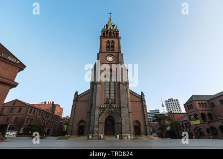 Cathédrale Myeongdong, Séoul. Corée du Sud - Mars 2019 : La vue de la façade de l'église cathédrale de la Vierge Marie de l'Immaculée Conception, officieusement k Banque D'Images