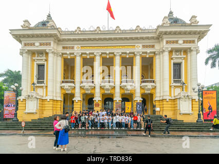 Hanoi opera house est un style architectural français classique où l'art montre le week-end sont servis pour les gens de Hanoi, Vietnam. Banque D'Images