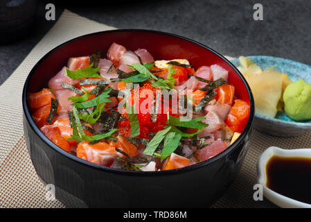 Don de saumon avec un bol de riz sur le dessus du sashimi Banque D'Images