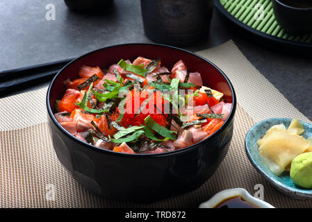 Don de saumon avec un bol de riz sur le dessus du sashimi Banque D'Images