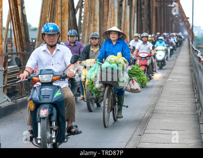 Le trafic de personnes sur les voies ferrées menant au pont Long Bien, c'est construit au début du 20e siècle a été conçu par Gustave Eiffel à Hanoi Banque D'Images