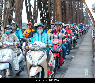 Le trafic de personnes sur les voies ferrées menant au pont Long Bien, c'est construit au début du 20e siècle a été conçu par Gustave Eiffel à Hanoi Banque D'Images