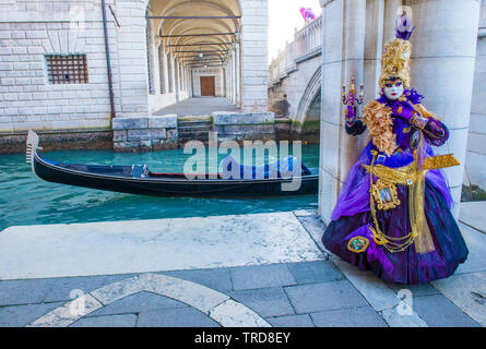 Venise, Italie - Dec 26 : Participant dans le Carnaval de Venise à Venise , Italie le 26 février 2019. Le Carnaval de Venise est célèbre pour ses elabor Banque D'Images