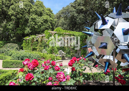 Le pollen, par la Géorgie Ingram, Plymouth College of Art, BS (Hons) Sculpture sur le devant de la scène dans le jardin de roses à Mount Edgcumbe Juin 2019 Cornwall Park Banque D'Images