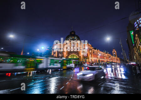 Un tramway de Melbourne passe la gare de Flinders Street sur une nuit à Melbourne, Australie. Banque D'Images