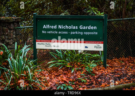 Un signe pour l'Alfred Nicholas Memorial Gardens à Sherbrooke, Victoria, Australie Banque D'Images