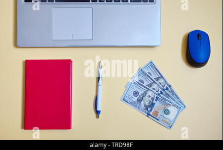 Directement au-dessus de l'ordinateur portable, portable et un bureau contre le fond jaune Banque D'Images