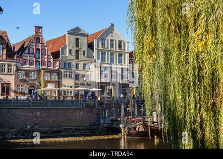 Lunebourg, Allemagne - Novembre 03, 2018 : vieux port historique d'Ilmenau river dans la région de Lunebourg Banque D'Images