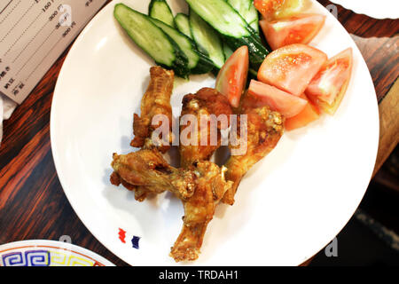 Poulet frit à la japonaise servi au izakaya traditionnel. Prises à Beppu, Oita, juin 2019. Banque D'Images