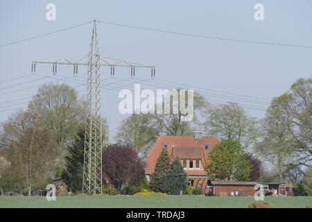 Pylône de l'électricité résidentielle moderne, bâtiments, maisons individuelles, Acker, Basse-Saxe, Allemagne, Europe Banque D'Images