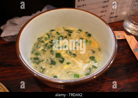 Fatras fatras japonais avec du riz et des oeufs servis au izakaya traditionnel. Prises à Beppu, Oita, juin 2019. Banque D'Images