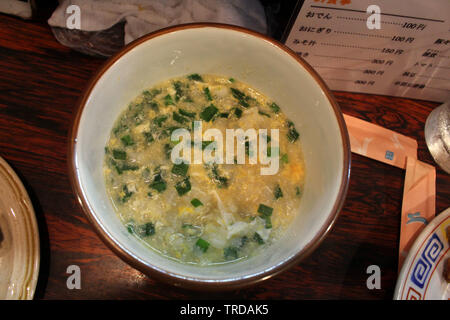 Fatras fatras japonais avec du riz et des oeufs servis au izakaya traditionnel. Prises à Beppu, Oita, juin 2019. Banque D'Images