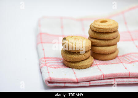 Biscuits pâtisserie en nappe sur fond blanc Banque D'Images