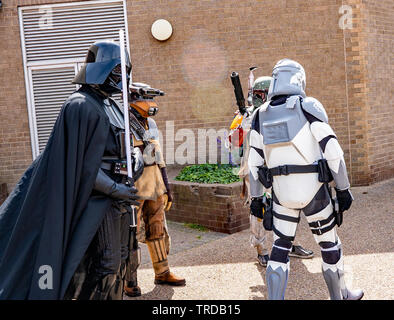 Great Yarmouth Comicon 2019 - Star Wars fans déguisés en Dark Vador et ses sbires mercenaires se tient en dehors de la Comicon de remorquage dans la station de l'événement Banque D'Images