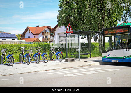 GARCHING, ALLEMAGNE - Vélos électriques prêts à louer idéalement alignés sur le trottoir près de l'arrêt de bus. Banque D'Images