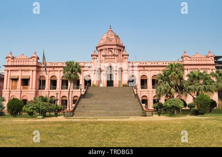 Ahsan Manzil a été le palais résidentiel et siège de le Nawab de Dhaka. Le bâtiment est situé à Kumartoli le long des berges de l'Burigang Banque D'Images