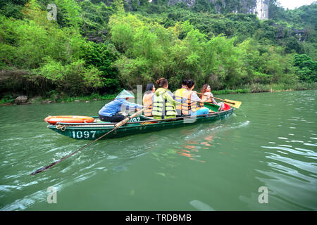 Les touristes laissant marina voyage Écotourisme visiter le paysage naturel en petit bateau le long de la rivière Les touristes laissant marina voyage Écotourisme visiter le paysage naturel en petit bateau le long de la rivière