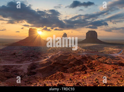 Beau lever de soleil à Monument Valley, Arizona - Utah, USA. Banque D'Images