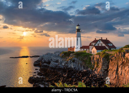 Phare de Portland au lever du soleil, dans le Maine, USA. Banque D'Images