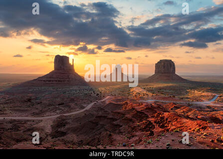 Beau lever de soleil à Monument Valley, Arizona - Utah, USA. Banque D'Images