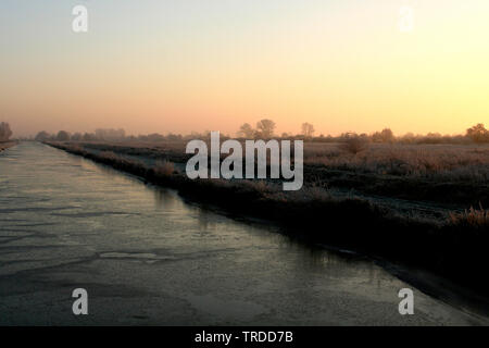 Channel en réserve naturelle Olde Maten en hiver, les Pays-Bas, l'Overijssel Banque D'Images