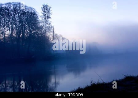 Soirée à Vecht en Zwarte water dans le brouillard du matin, Overijssel, Pays-Bas Banque D'Images