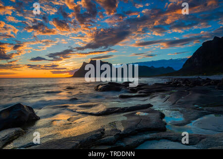 Roches sur Uttakleiv beach dans la lumière du soir, la Norvège, îles Lofoten, Utakleiv Banque D'Images